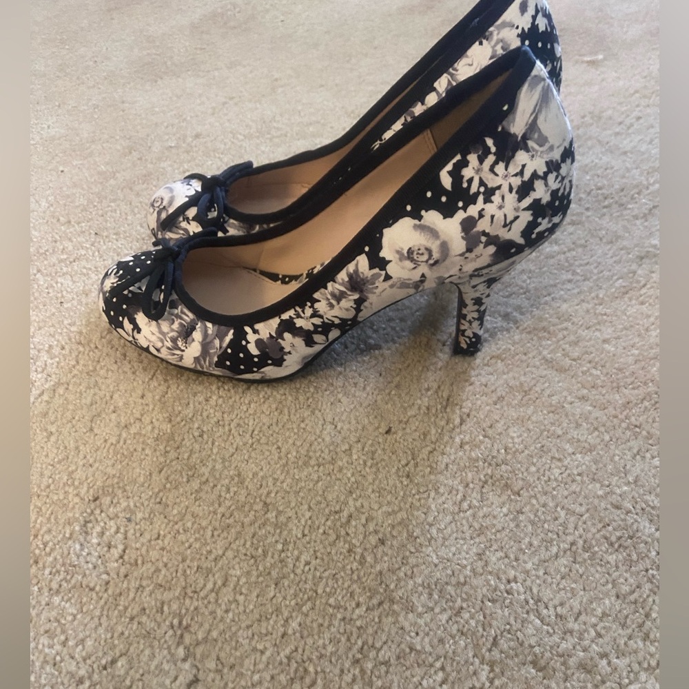 Heel pump shoes